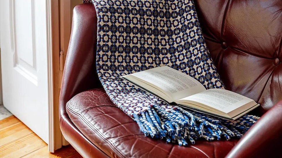 Плед Vintage 1974 мануфактуры Burel, сотканный на старинных станках в горах Серра-да-Эштрела, Португалия.📷Фото: Burel