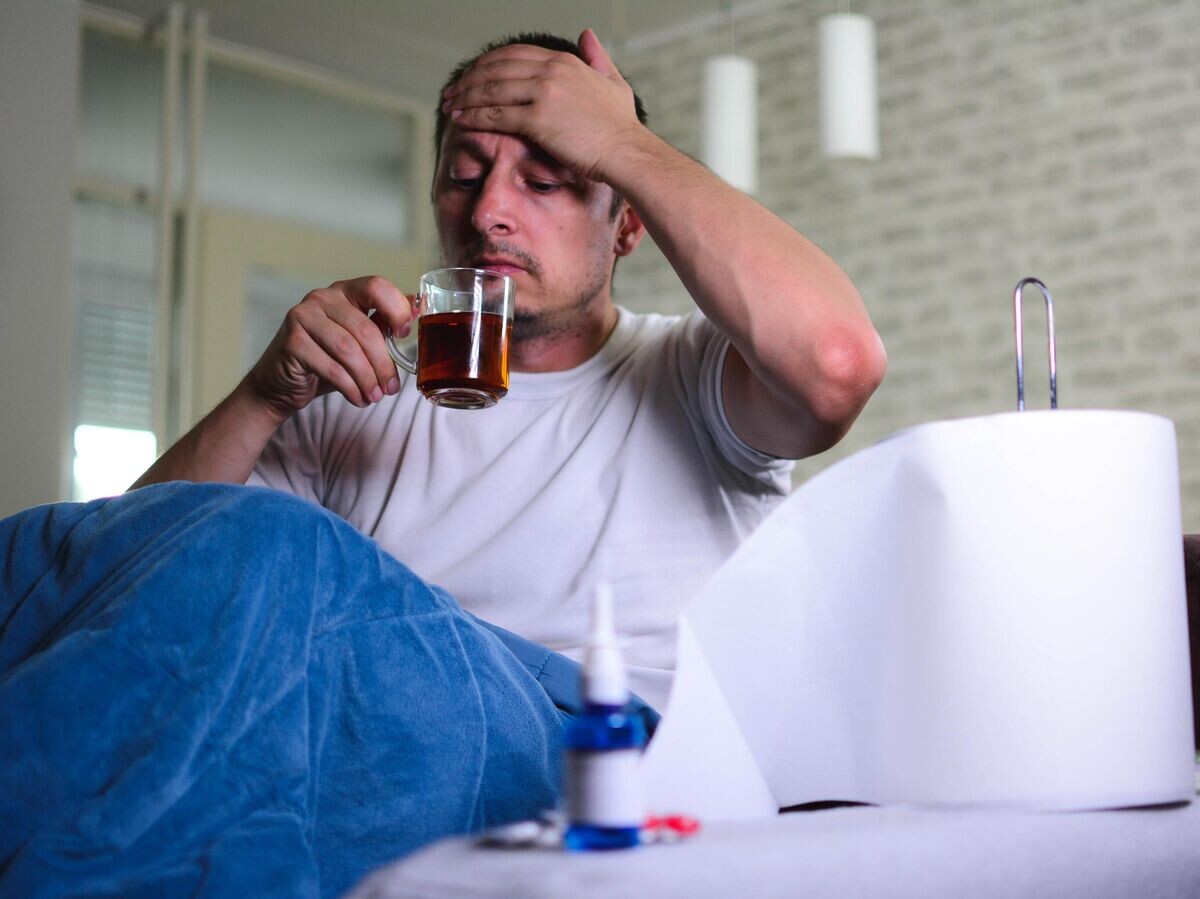    Мужчина с кружкой чая | © iStock.com / Nenad Cavoski