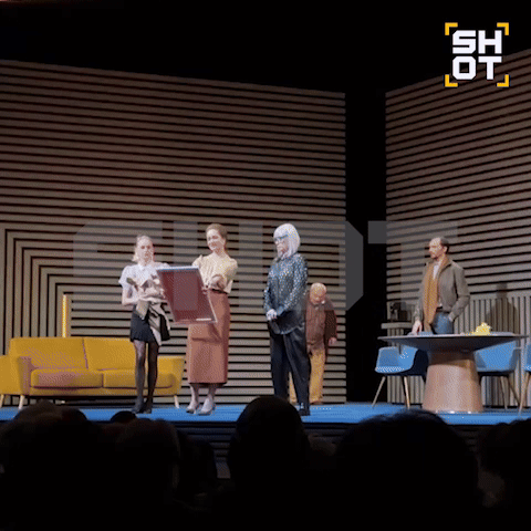    Буквально несколько дней назад Вера Алентова играла на сцене. GIF-видео: ТГ-канал SHOT