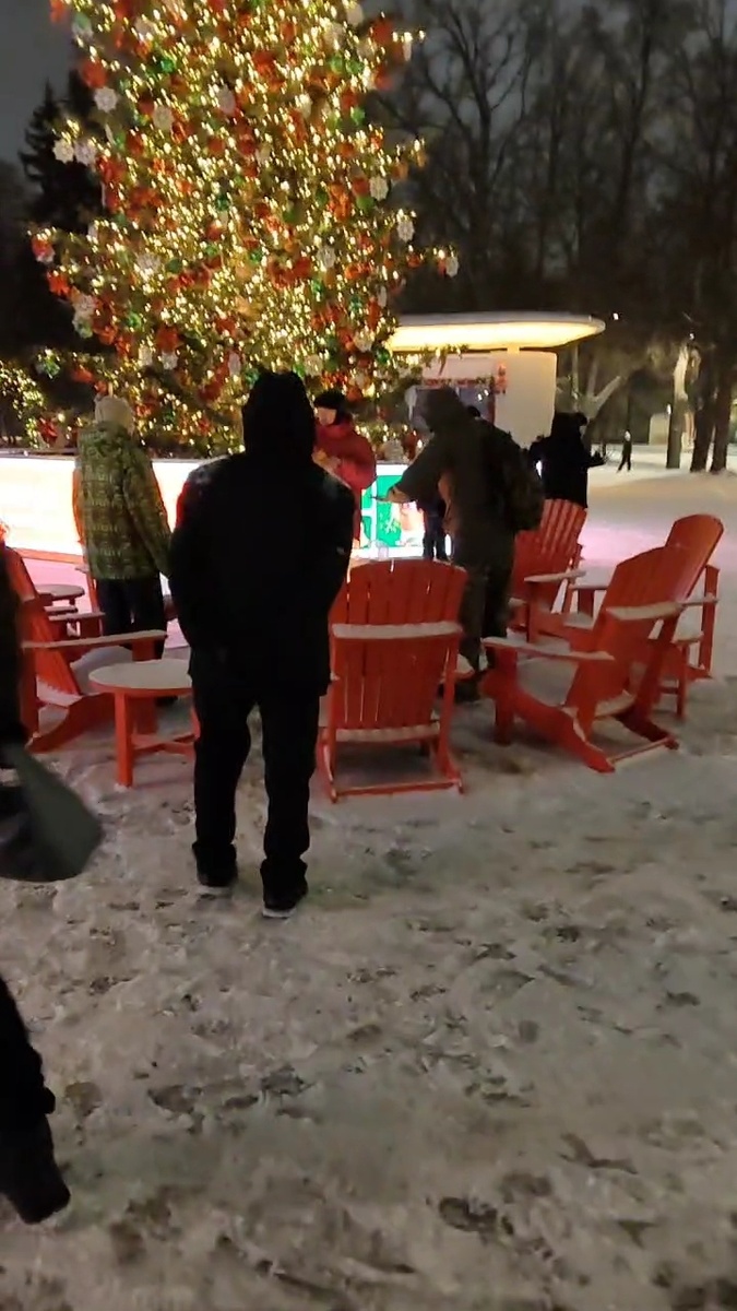 В центре горит костер, но его не видно