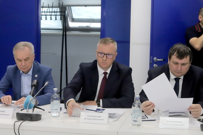    Руководитель УФНС России по Новосибирской области Геннадий Морозов, министр строительства Новосибирской области Дмитрий Богомолов, заместитель губернатора Новосибирской области Роман Теленчинов (слева направо) приняли участие в заседании РДКС. Фото Михаила Перикова