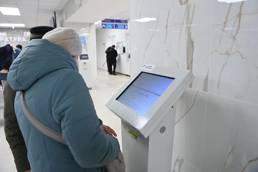    В городской поликлинике № 2 обустроили входную зону, кафе и аптеку© Артур Парфенчиков / VK