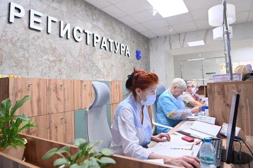    В городской поликлинике № 2 обустроили входную зону, кафе и аптеку© Артур Парфенчиков / VK