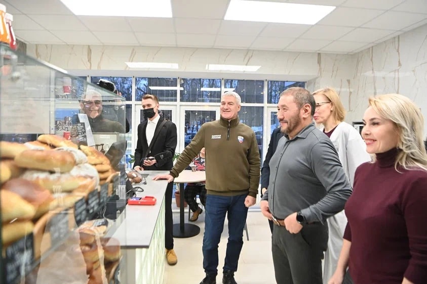    В городской поликлинике № 2 обустроили входную зону, кафе и аптеку© Артур Парфенчиков / VK