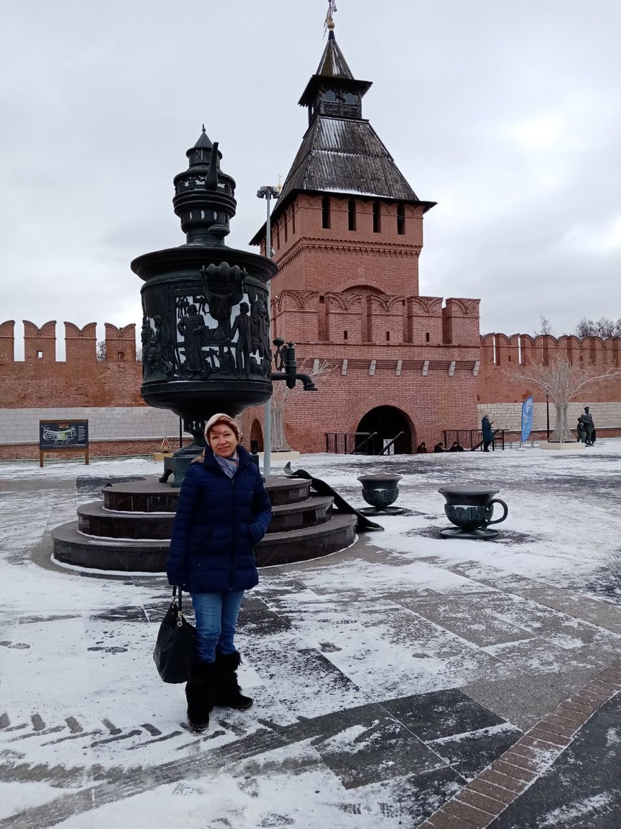 У Тульского Кремля. Филиал ГИМ рядом, на улице Металлистов. Мы с подругой вышли с выставки. И только у Кремля поняли, что даже не сняли фото «себя любимых» на фоне икон и царственных портретов… Только смотрели и смотрели, читали историю, рассматривали иконы! В полном восторге! 