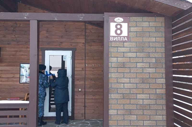    ГУФССП по Челябинской области. Приставы опечатывают вход в виллу