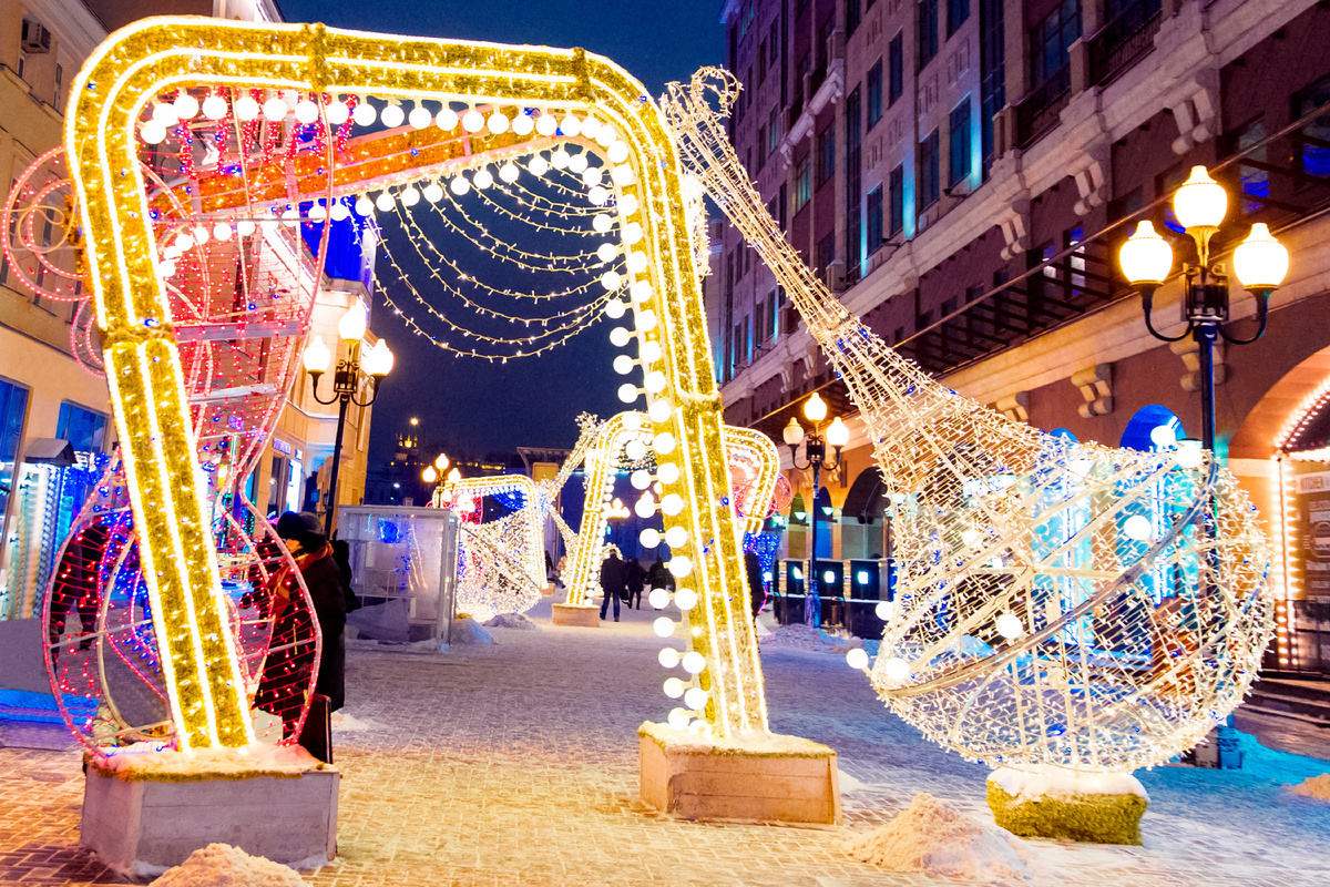 Старый Арбат, украшенный к новогодним праздникам. Источник: Shutterstock 