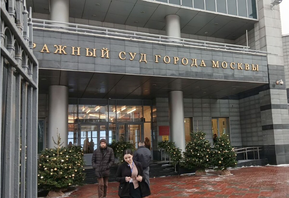 Сегодня Арбитражный суд совсем пустой и нарядный. Фото автора. 