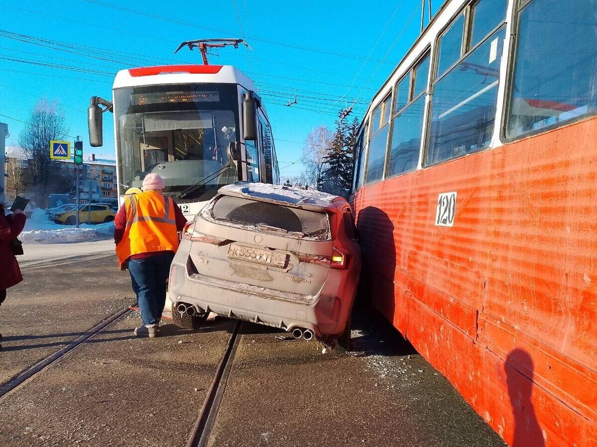    ДТП в Омске, в результате которого BMW зажало между двумя трамваями | © Фото : Инцидент Омск/Telegram