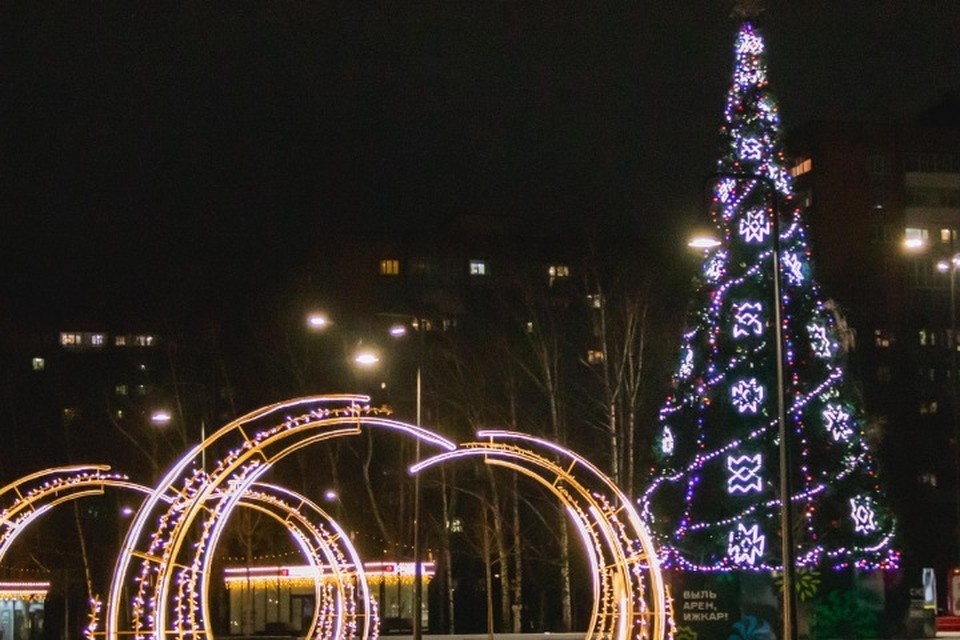    Главная новогодняя елка в Ижевске на Центральной площади в 2025 году. Фото: Данил Иванов