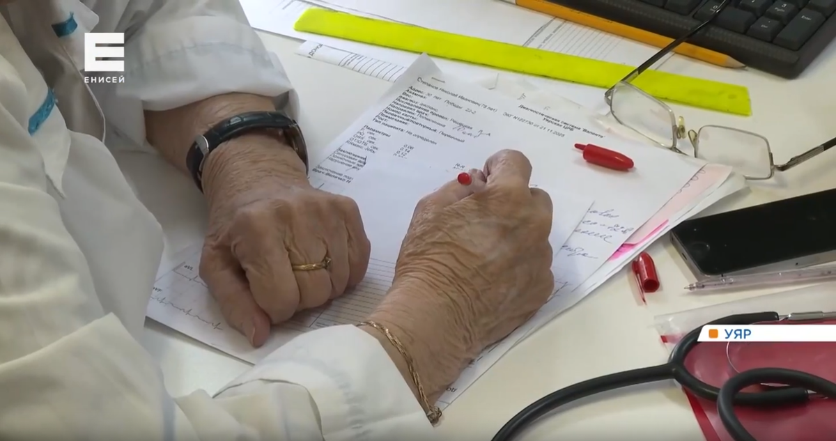     В уярской больнице работает врач-терапевт с 72-летним стажем