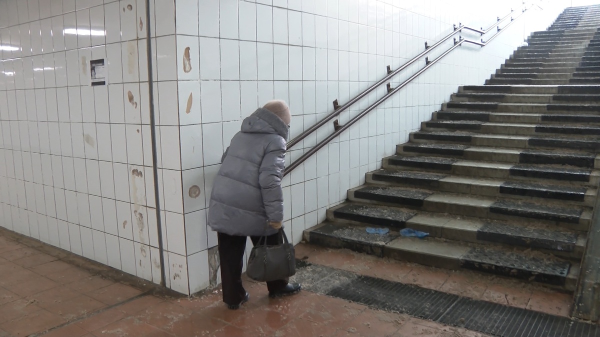     В Красноярске несколько подземных переходов превратились в каток