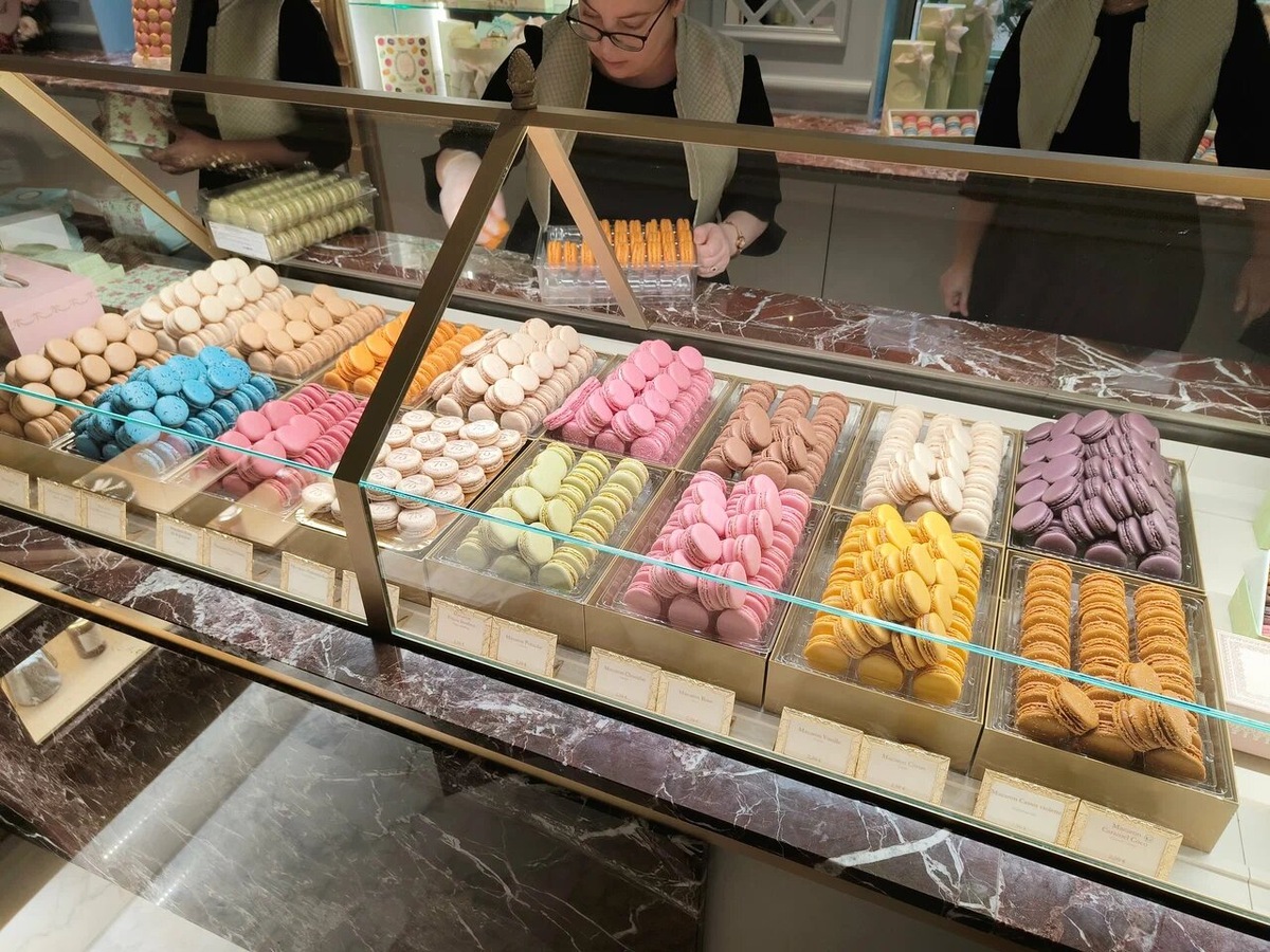 Как говорят в Ladurée, их выпечку сначала «едят глазами», а уже потом — ртом. Фото: Виктор С. / Яндекс Карты