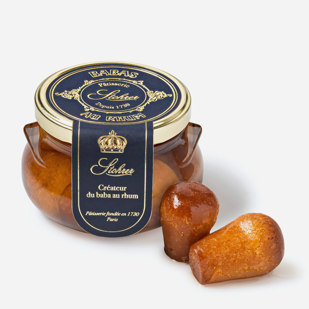 Традиционно ромовую бабу хранят в баночках. Нежное тесто пропитывается янтарным сиропом и дольше остаётся сочным. Фото: stohrer.fr