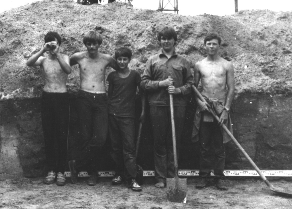 П. Филин на археологических раскопках (в центре)