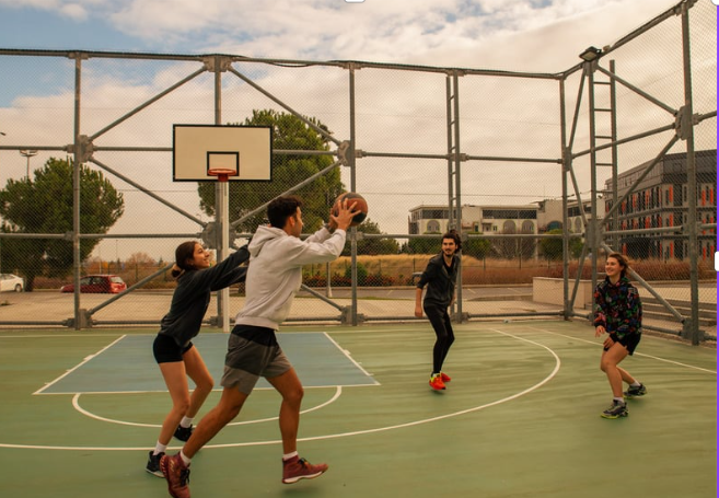 Как полиэстер ведёт себя в реальной жизни, когда мы двигаемся, потеем, останавливаемся, снова идём и не хотим мёрзнуть.