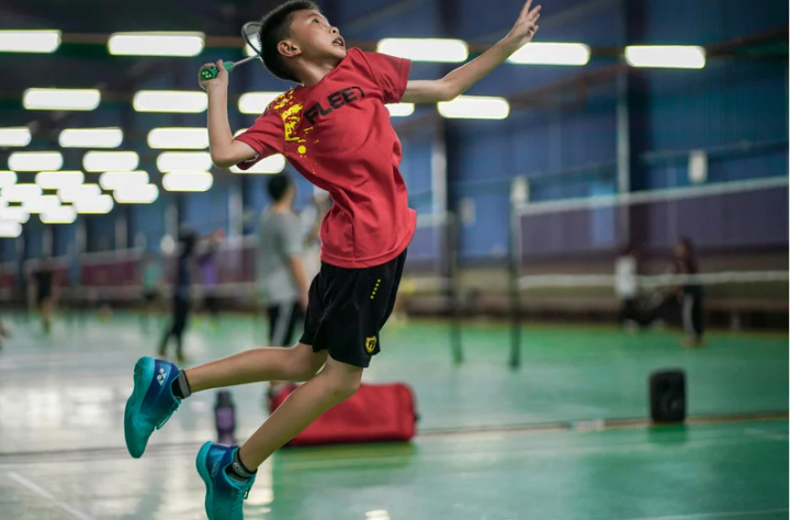 Полиэстер сам по себе не «греет», как шерсть, но он отлично работает с воздухом.
Ткань удерживает тонкий слой тёплого воздуха возле тела и при этом не намокает изнутри. За счёт этого ощущение тепла сохраняется даже во время активного движения.