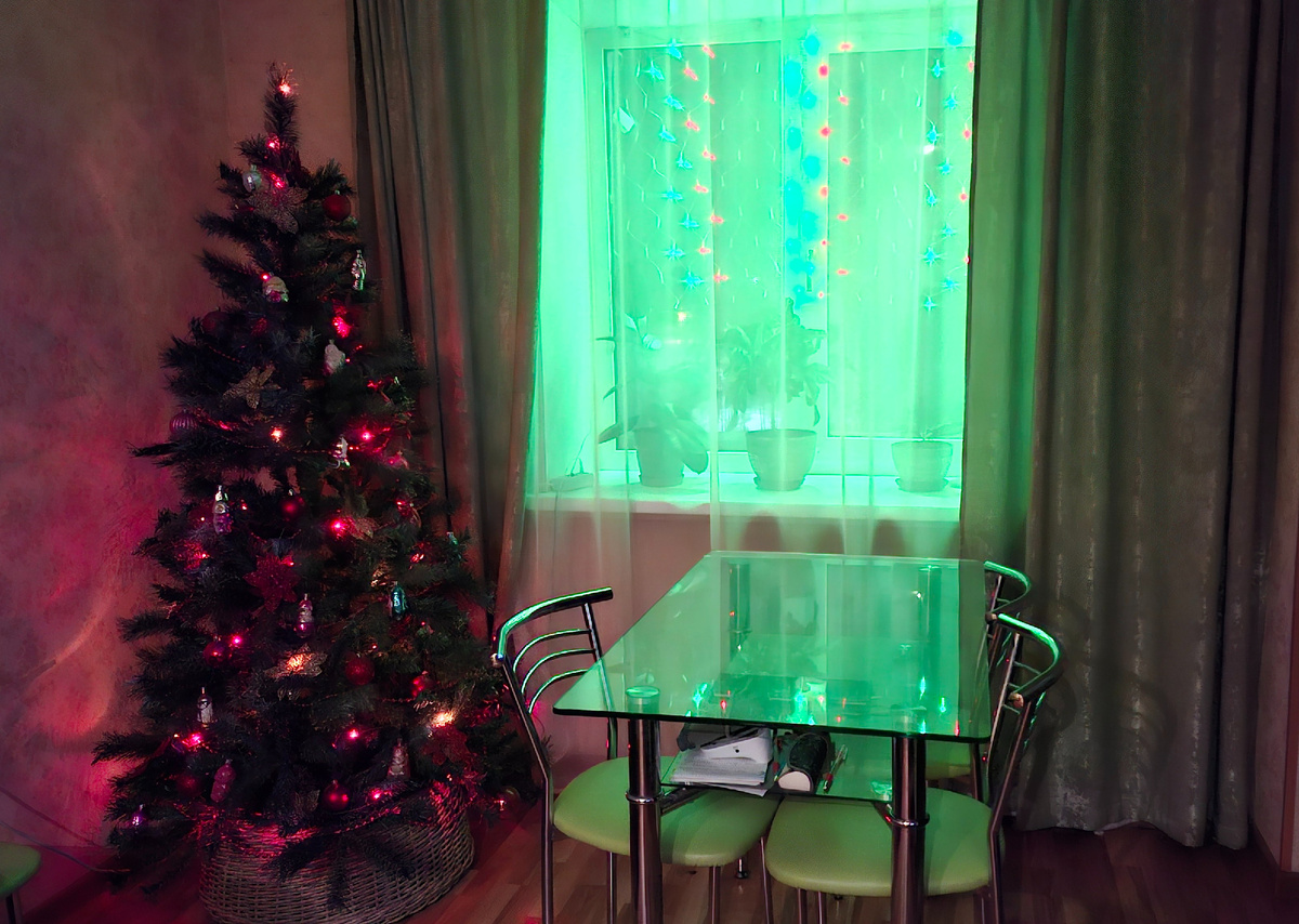Зажгла гирлянду и елку, чтобы не просто так были.
