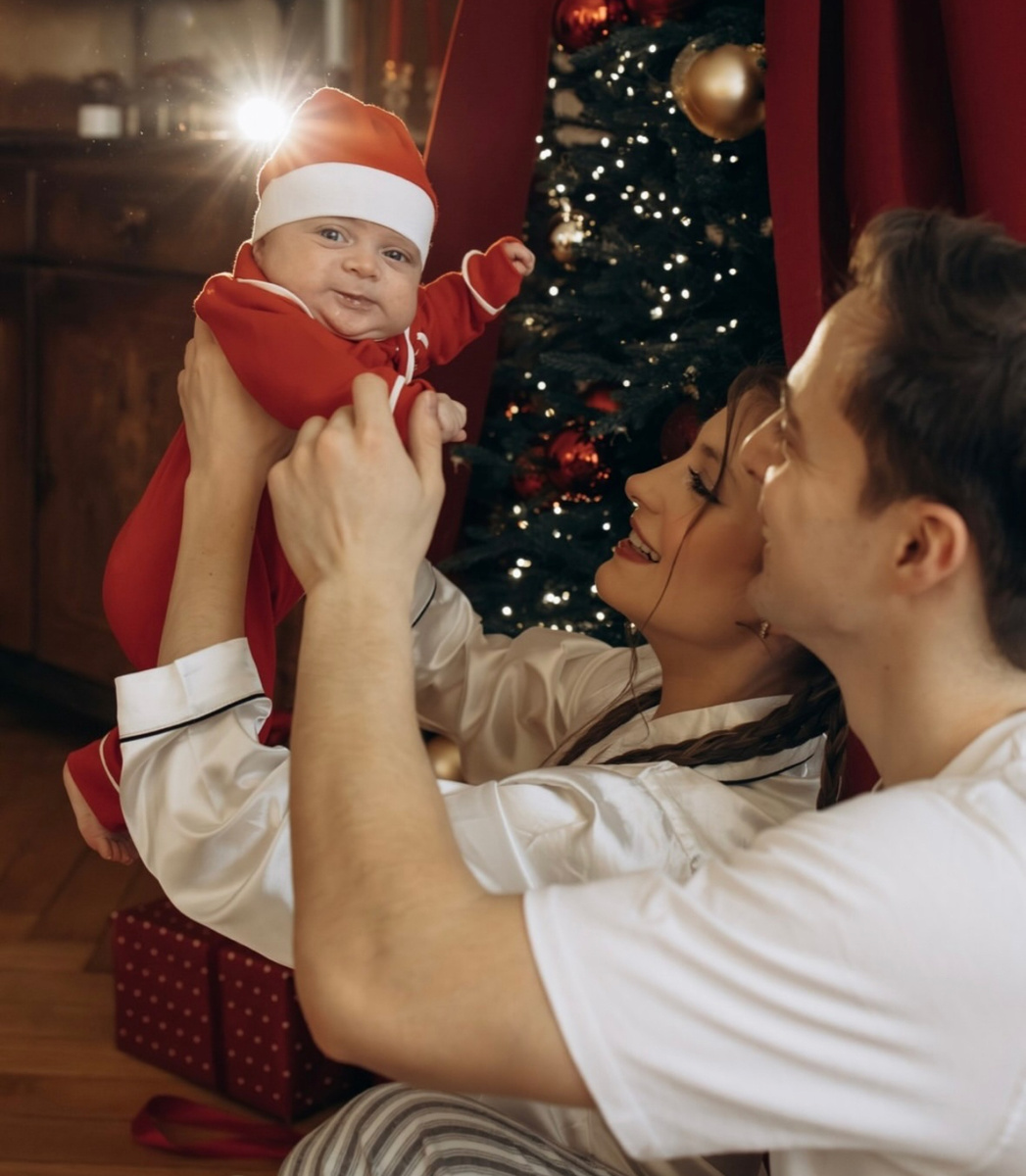     Алёна Косторная и Георгий Куница с сыном. Фото: Instagram (Запрещён в РФ) @aliona_officialnew