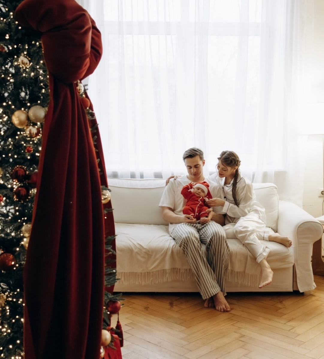     Алёна Косторная и Георгий Куница с сыном. Фото: Instagram (Запрещён в РФ) @aliona_officialnew