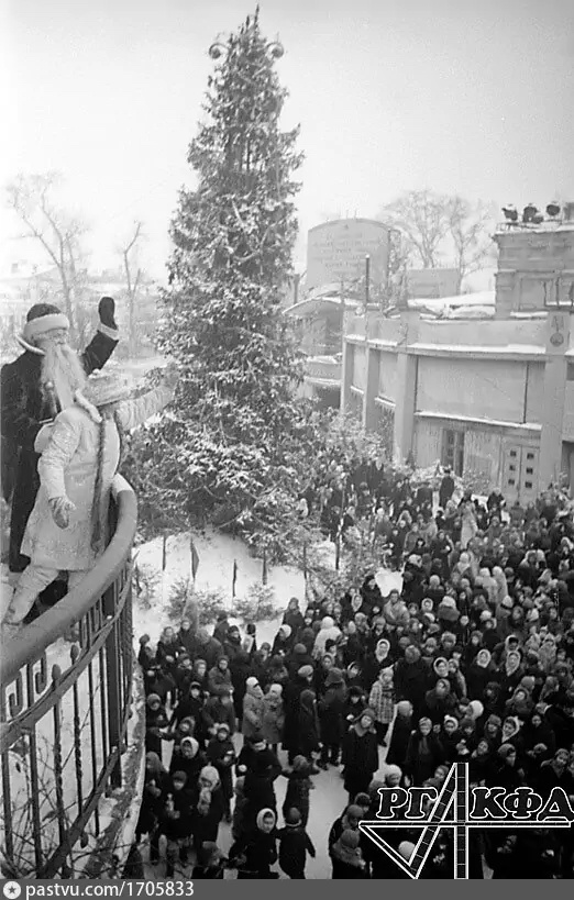 Новогодняя ёлка в саду "Эрмитаж" в январе 1946 года. С сайта www.pastvu.com.