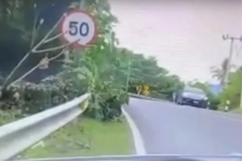    Девушка-водитель не справилась с управлением на извилистой дороге. Кадр видео