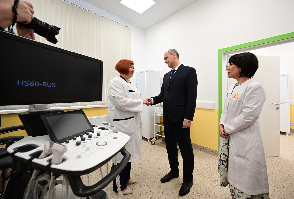 Помимо главы региона, в церемонии открытия приняла участие заместитель губернатора – министр здравоохранения региона Татьяна Савинова (справа). Фото: Павел Ворожцов, «Областная газета»