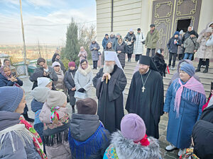 Митрополит Меркурий общается с прихожанами. / ФОТО автора Администратор  📷
