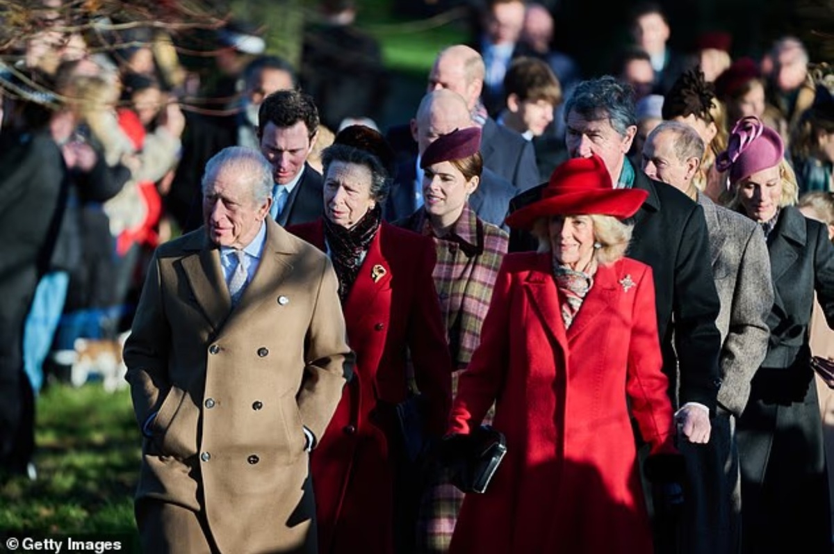 Это было примечательное зрелище, когда 35-летняя Евгения (третий ряд) гордо шла вслед за принцессой Анной к церкви Святой Марии Магдалины, находясь в окружении своего мужа Джека Бруксбанка (слева) и герцога Эдинбургского (справа).