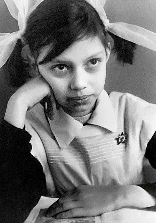 Елена Метёлкина в школьные годы.