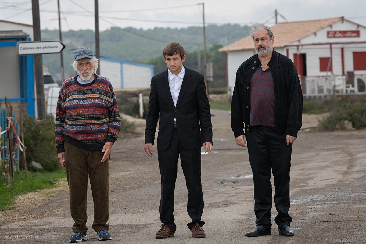 Онлайн-кинотеатр Okko📷Кадр из фильма «Человек, который видел медведя, который видел человека», режиссер Пьер Ришар, 2025 год