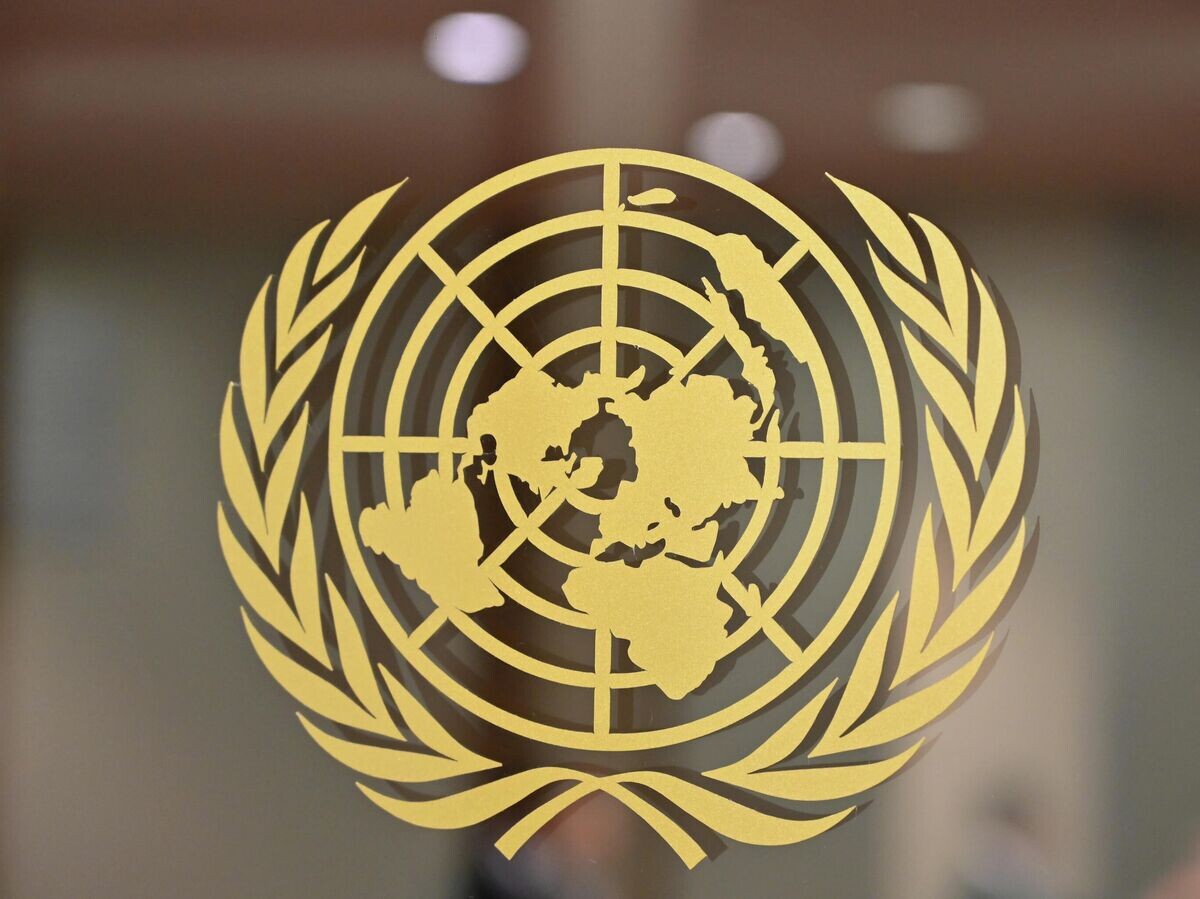    Логотип Организации Объединенных Наций в штаб-квартире ООН в Нью-Йорке | © AP Photo / Angela Weiss