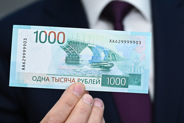Презентация обновленной банкноты 1000 рублей в пресс-центре Банка России, 26 декабря 2025 года / Сергей Бобылев/РИА Новости  
