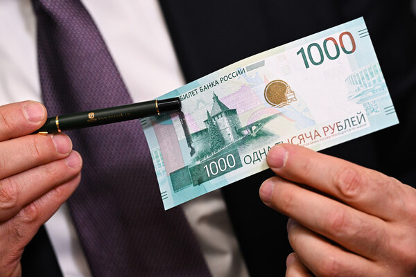    Презентация обновленной банкноты 1000 рублей в пресс-центре Банка России, 26 декабря 2025 года / Сергей Бобылев/РИА Новости