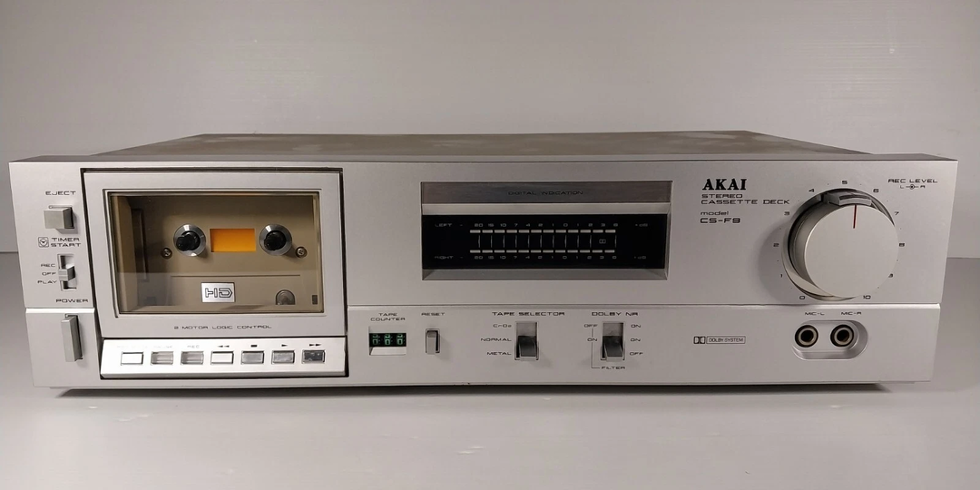Недорогая японская кассетная дека Akai CS-F9