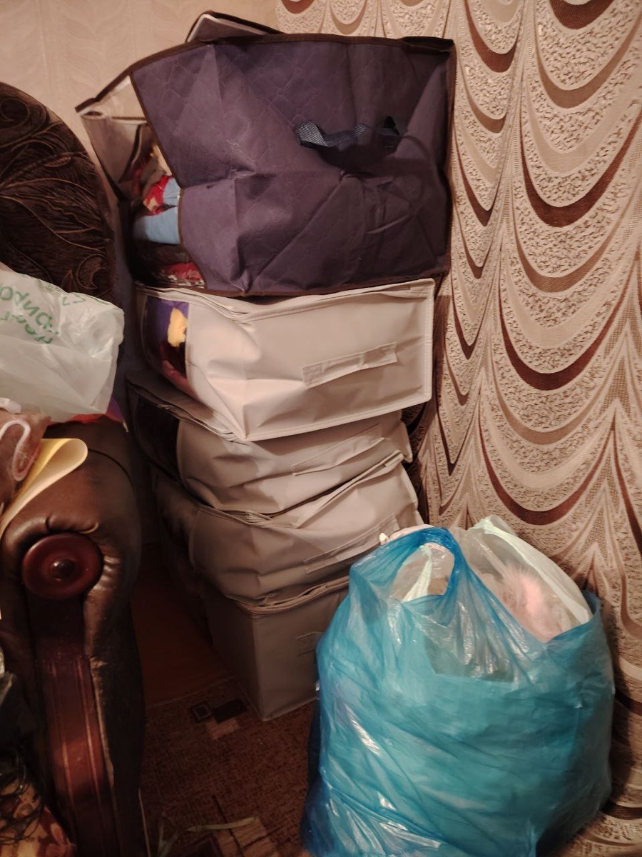 начала складывать материал в кофры, а их ставить один на другой