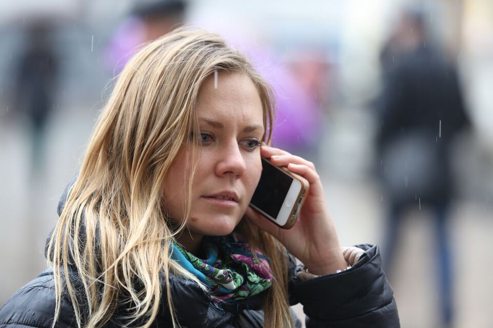    Девушка разговаривает по телефону в Москве / Медиасток.рф