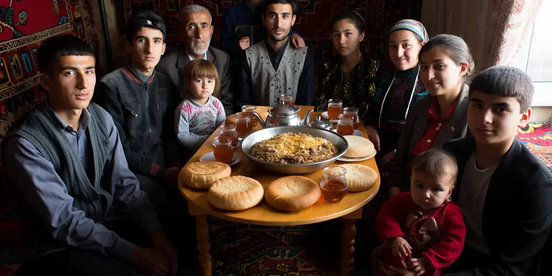Наглость космического масштаба: большая семья из Таджикистана выкачала из России почти миллион, просто сидя у себя дома. Но и это ещё не всё