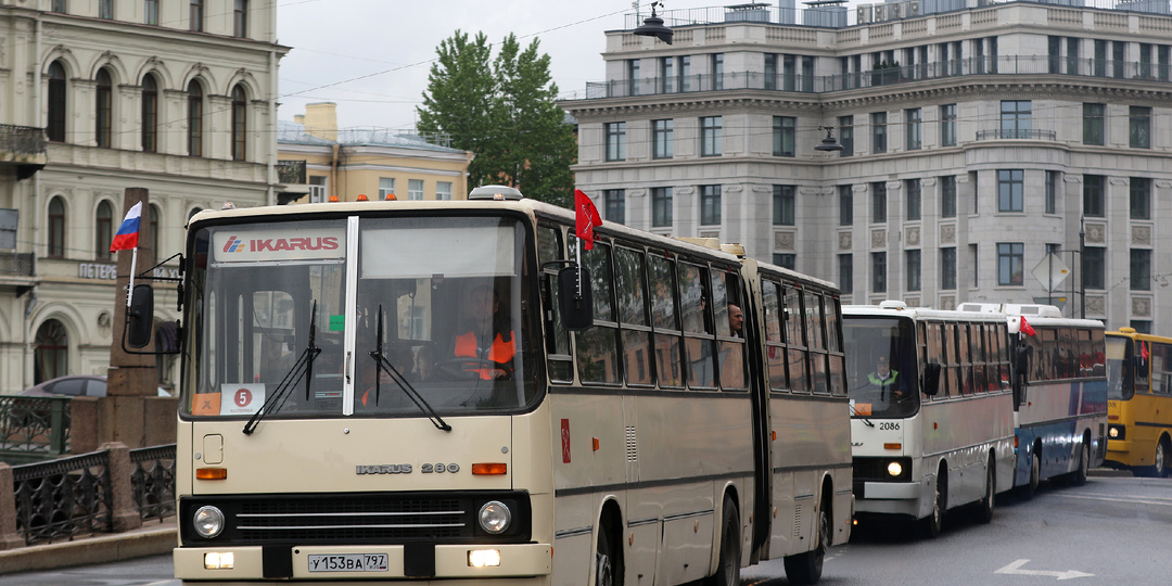 Ретропарад 2025 на улицах Санкт-Петербурга. Автобусное. Ikarus.