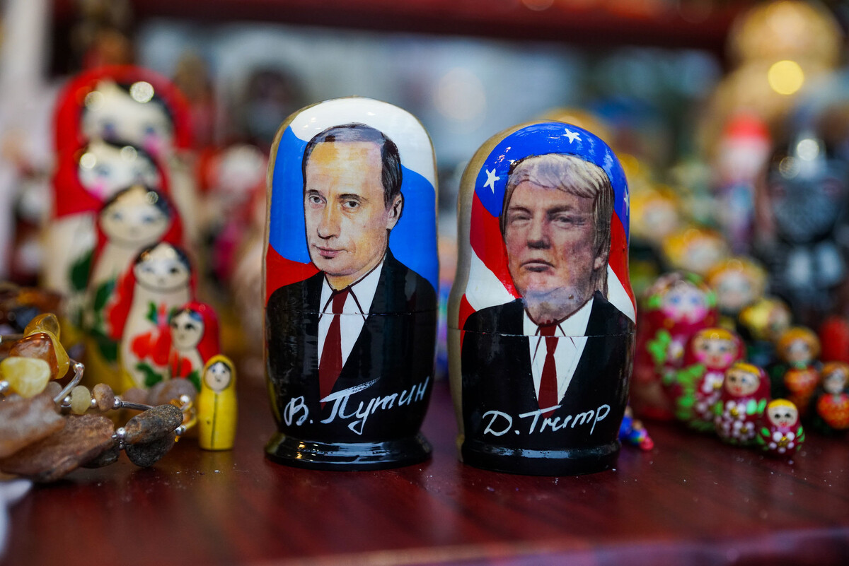 Матрешки с изображением Владимира Путина и Дональда Трампа в Риге © Sputnik