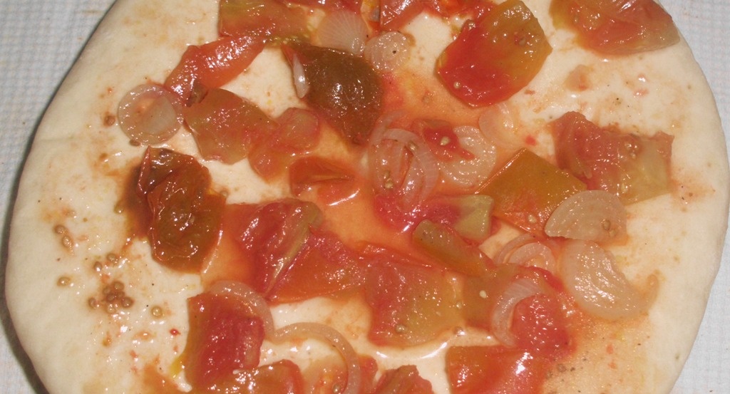 Кусочки маринованных помидоров и лука на заготовке для пиццы. Фото автора канала Житейская проза