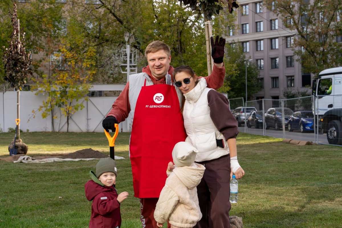 Вместе жильцы создали сквер, где деревья превратились в личную историю