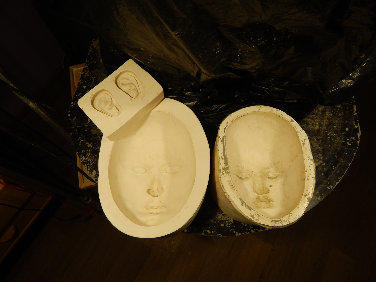 Гипсовые формы для лиц, слева форма пышки и её уши, слева Хризантемы. 