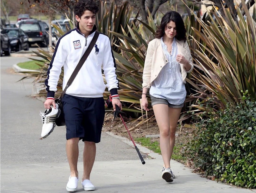 Селена Гомес с кем только не была, однако интересная у нее история по жизни идет