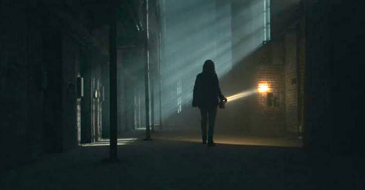 Кадр из фильма «Shelby Oaks». Режиссер: Крис Стакманн. Производство: Hlbrk Ent, Intrepid Pictures, Paper Street Pictures, Title Media. Прокат: Вольга