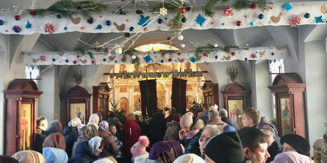 Почему в праздники в храме особенно много "нецерковных" людей?