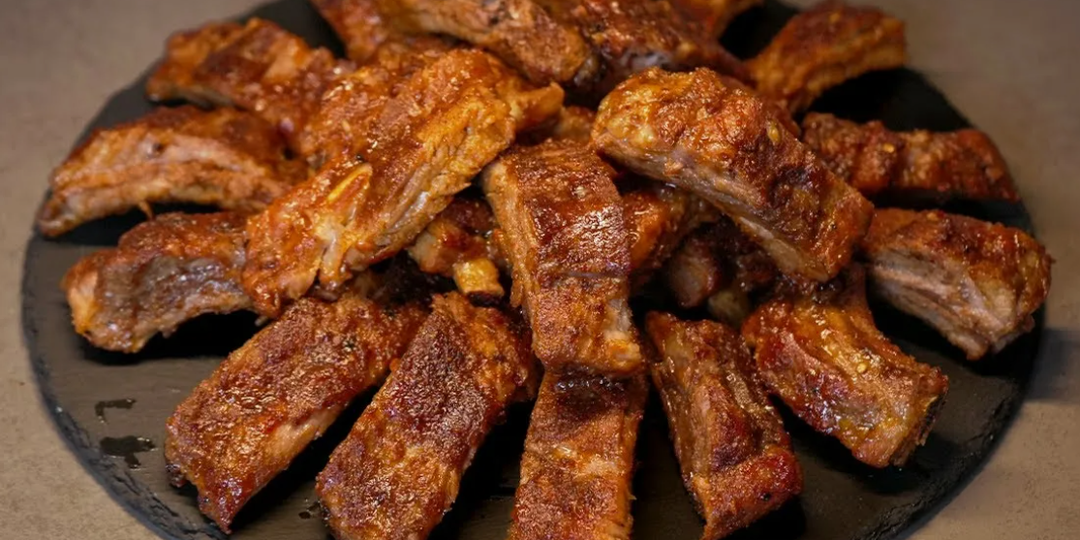 Хрустящие свиные ребра из духовки: рецепт с идеальной корочкой и соусом