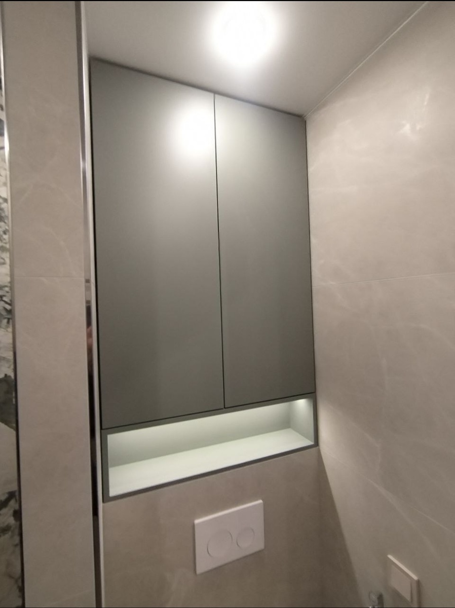 Шкаф над инсталляцией с подсветкой