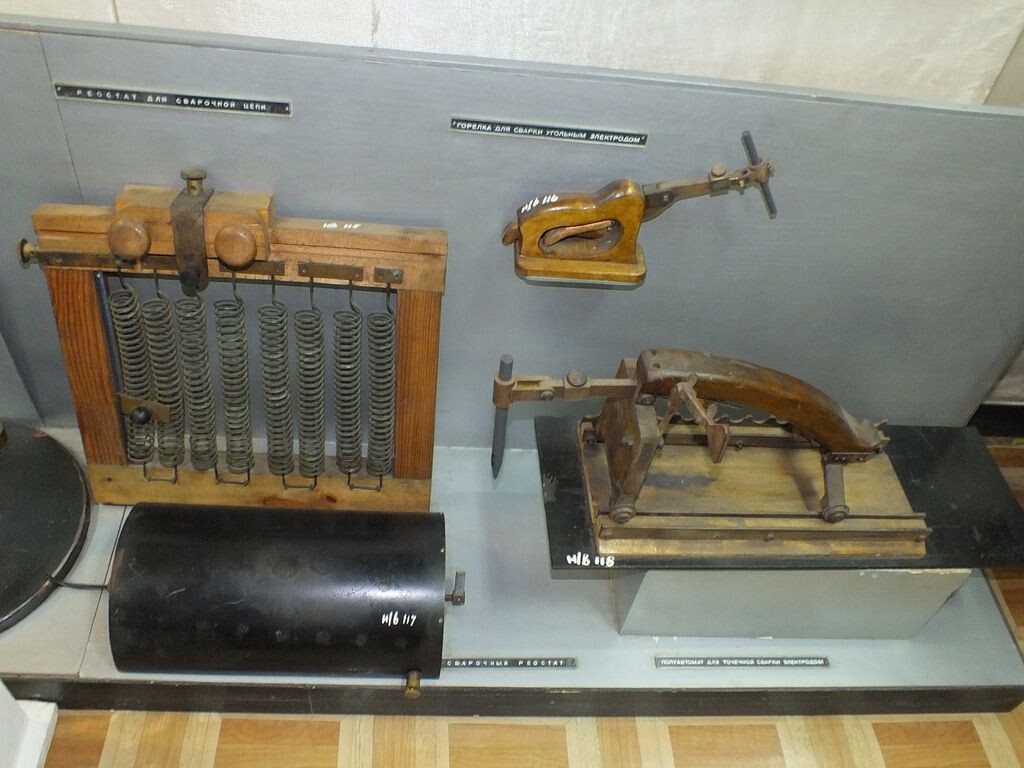 На рисунке показан принцип действия «электрогефеста» - метода соединения металлов с помощью электрической дуги. Материал взят с сайта https://russiantowns.livejournal.com