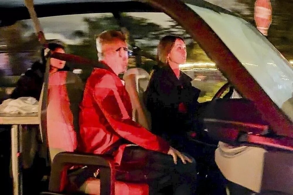 Маколей Калкин с женой📷
